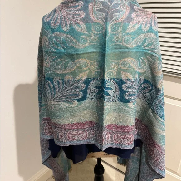 Met Museum Elegant Paisley Women's silk / wool blend Shawl roughly 27”x80” - Picture 4 of 10